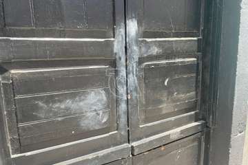 Un joven con capucha intenta forzar sin éxito la puerta del templo y varios negocios de Los Llanos de Telde/TA.